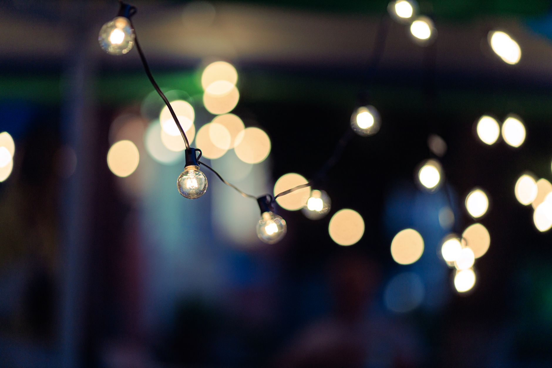 Reflets flous d’une guirlande LED lors d’une soirée festive