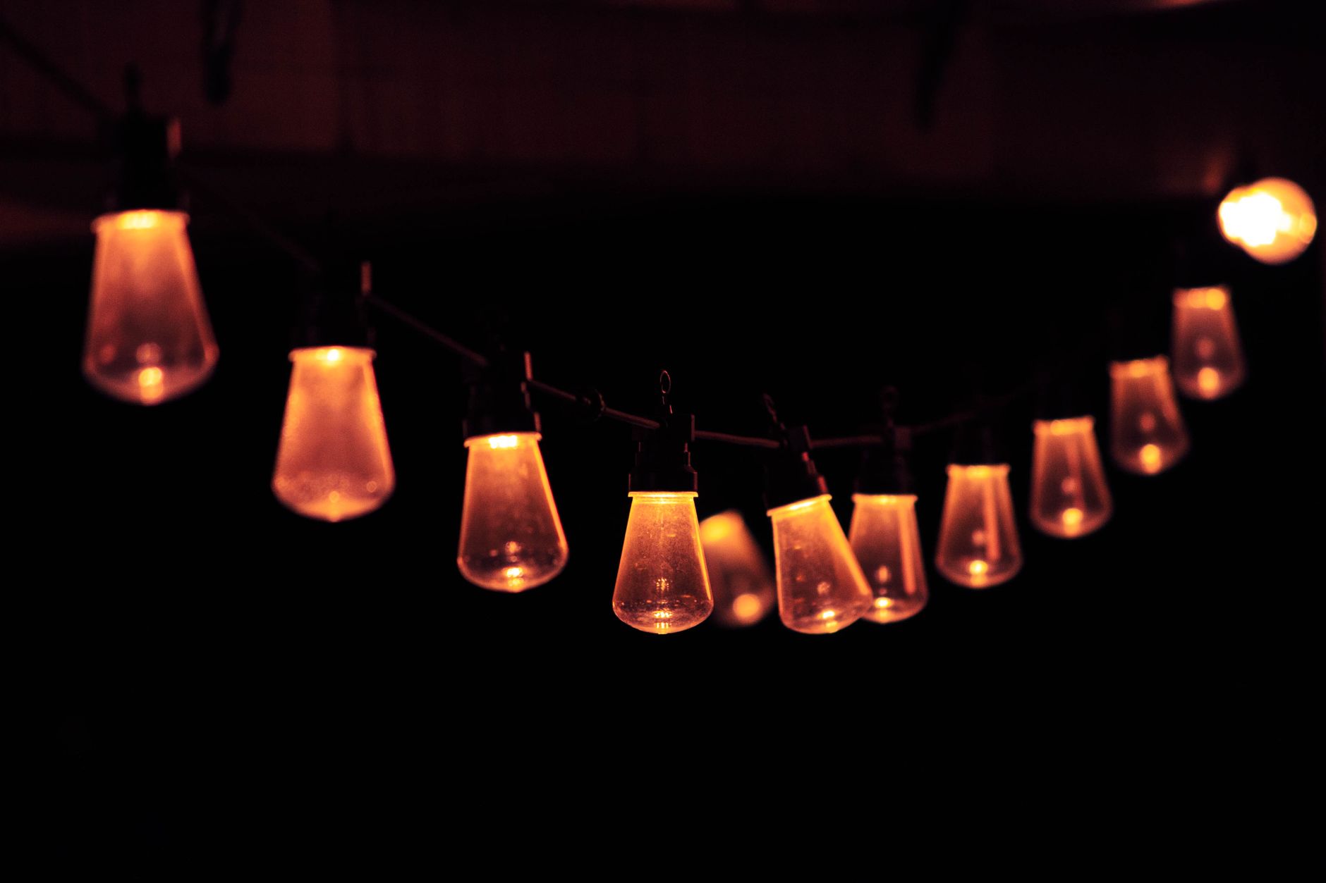 Guirlande de petites lumières chaudes dans la pénombre