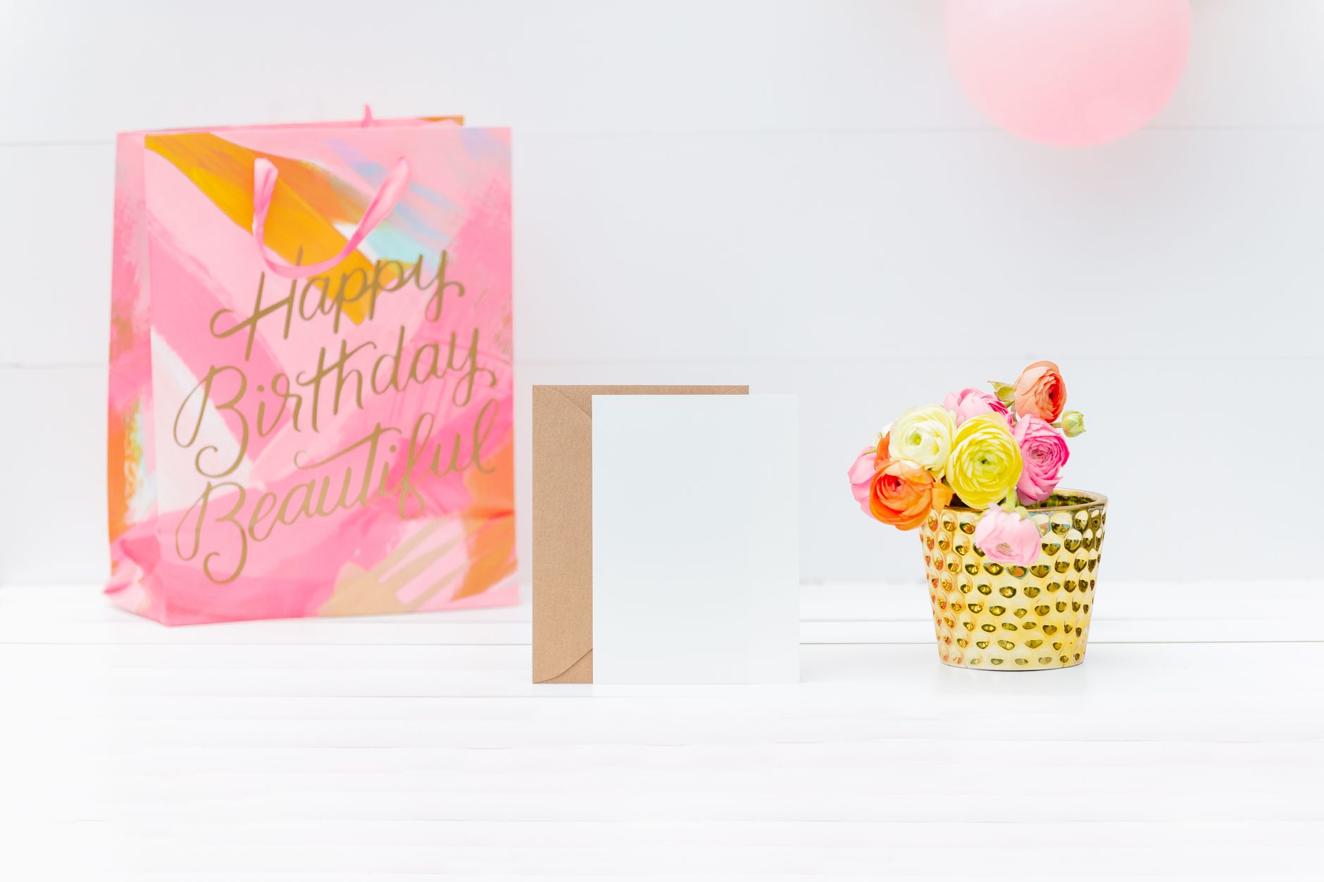 Sac cadeau, carte et fleurs pour un anniversaire