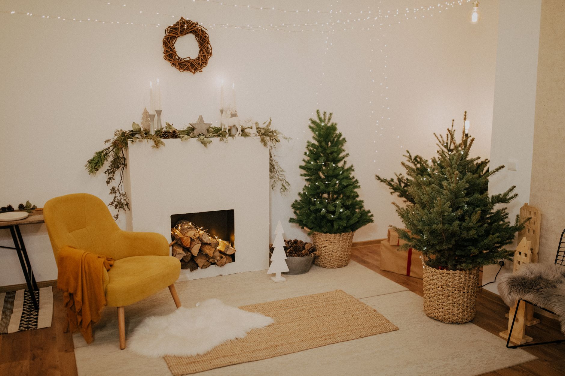 Salon chaleureux décoré pour Noël près de la cheminée