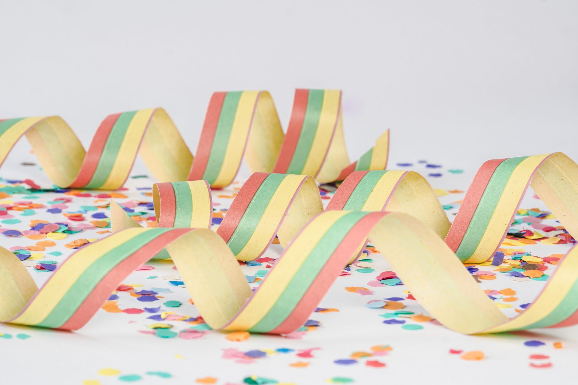 Serpentins de papier et confettis sur fond blanc