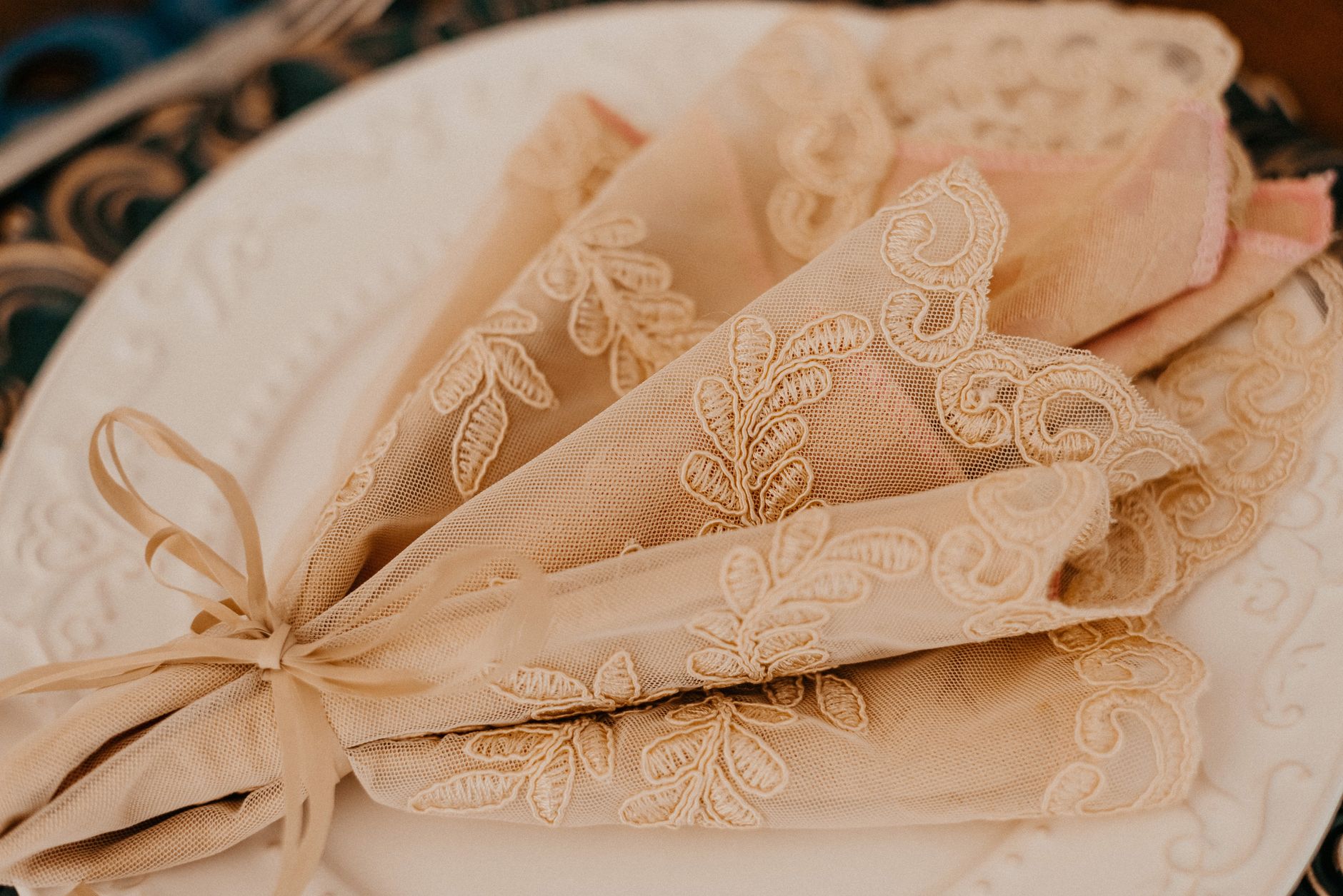 Serviette brodée posée sur une assiette blanche