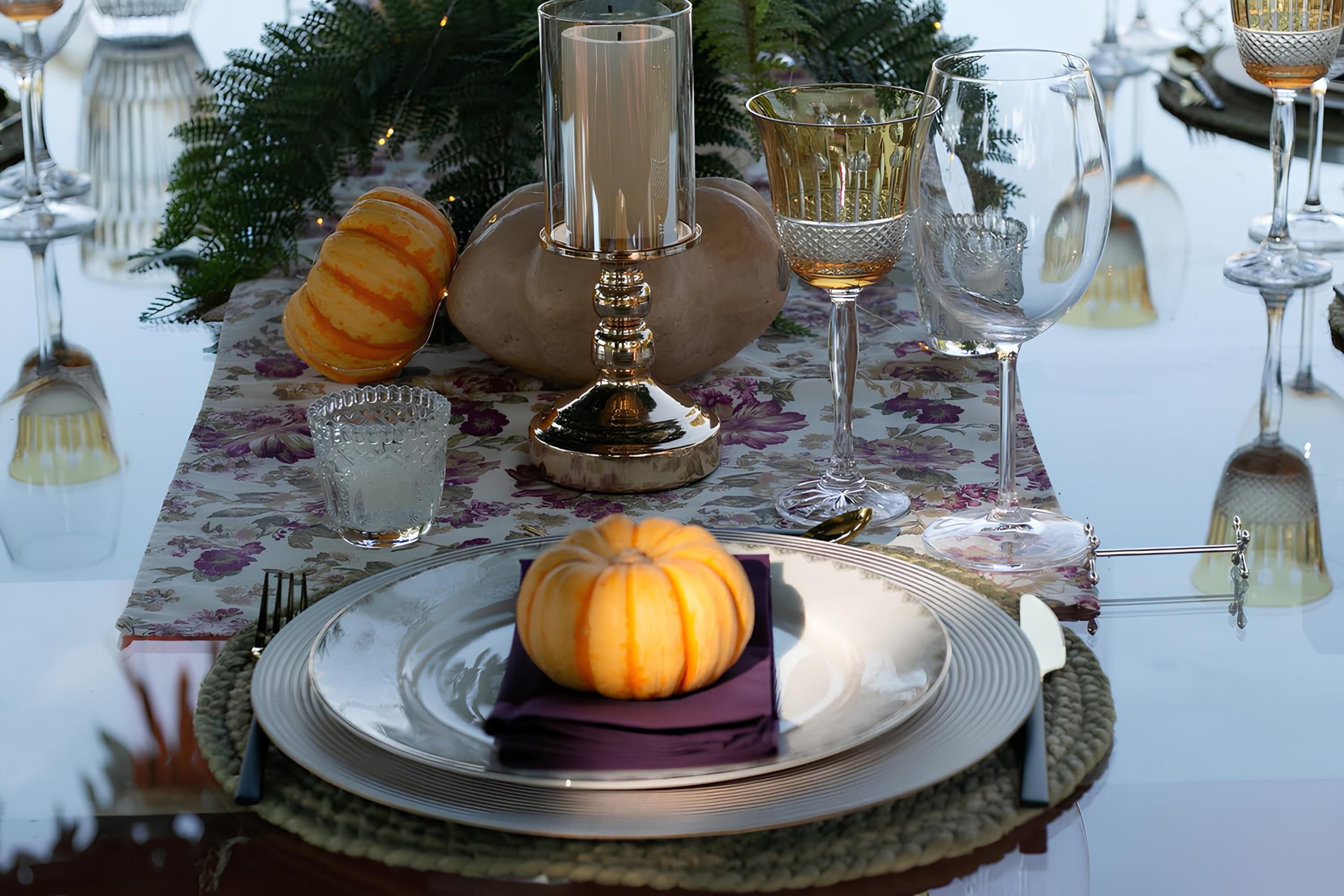 Table d’automne avec citrouilles et verres élégants