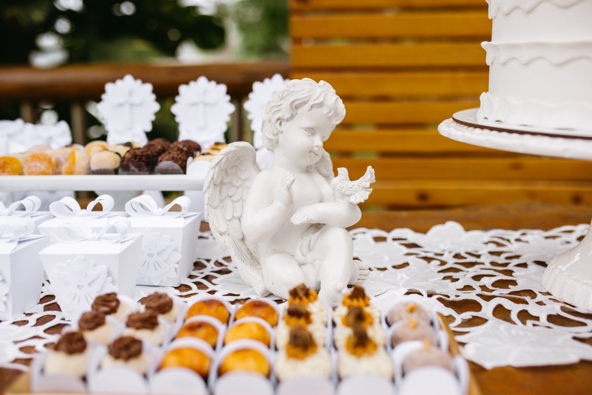 Table de desserts de baptême avec un ange en porcelaine