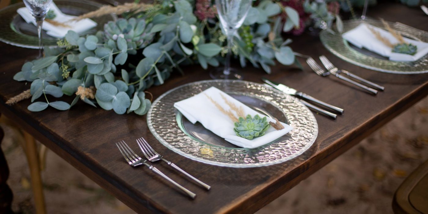 Quelle couleur associer au vert pour une table de fête ?