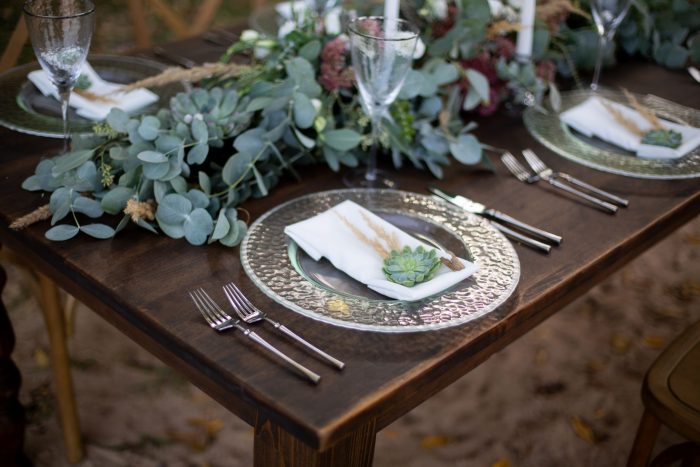 Quelle couleur associer au vert pour une table de fête ?
