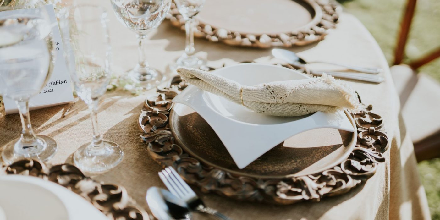 Quelle couleur va avec le marron pour une table de fête ?