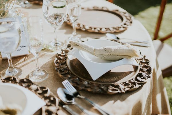 Quelle couleur va avec le marron pour une table de fête ?