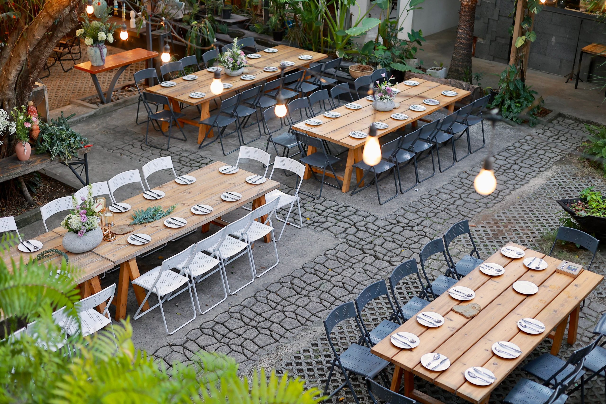 Installation de tables rustiques décorées de fleurs