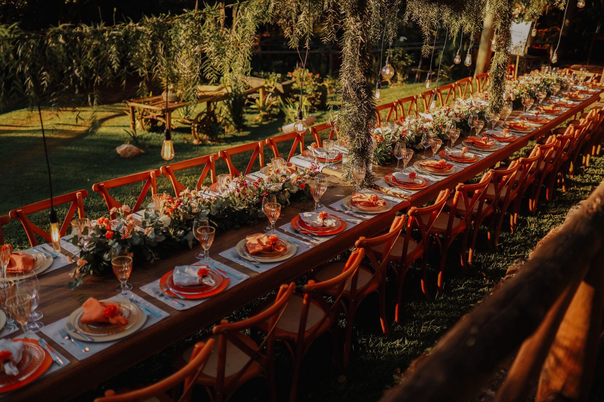 Longue table dressée dans un jardin pour une fête