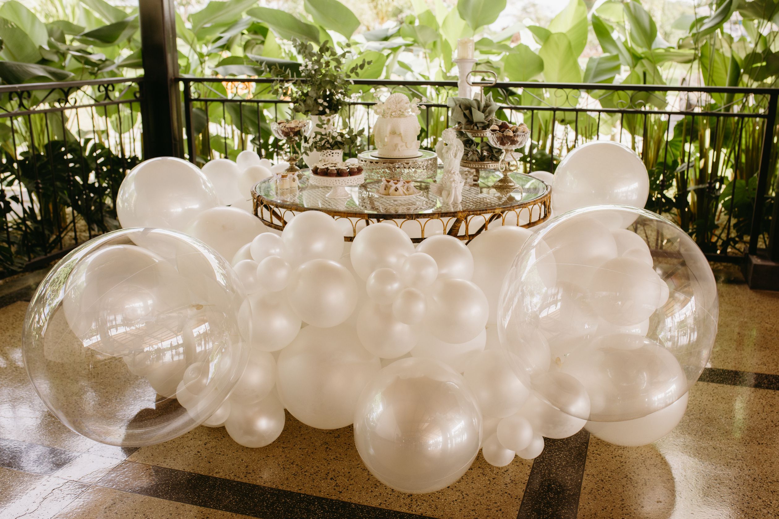 Table de fête blanche et grise avec ballons