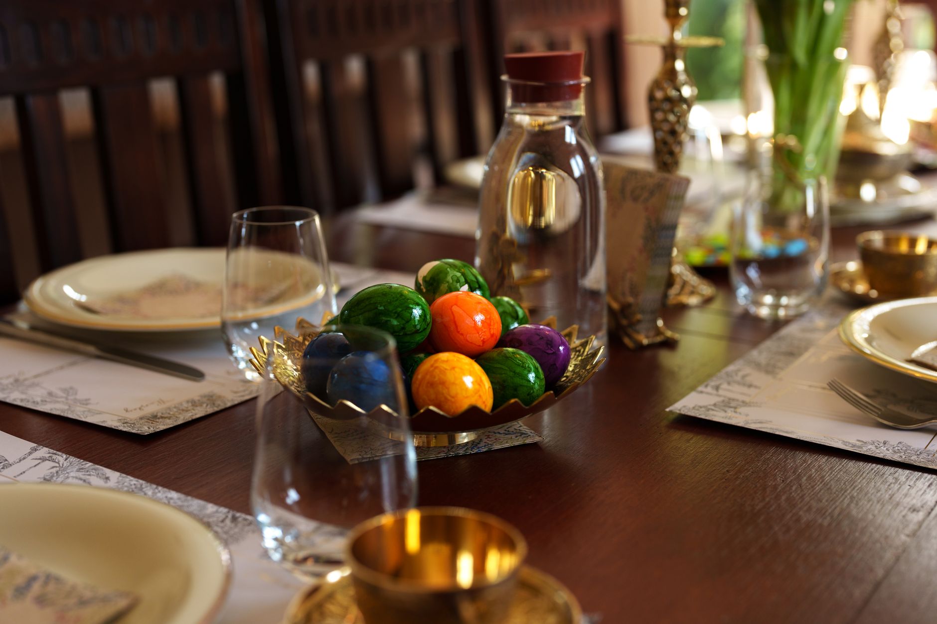 Table dressée avec des œufs peints