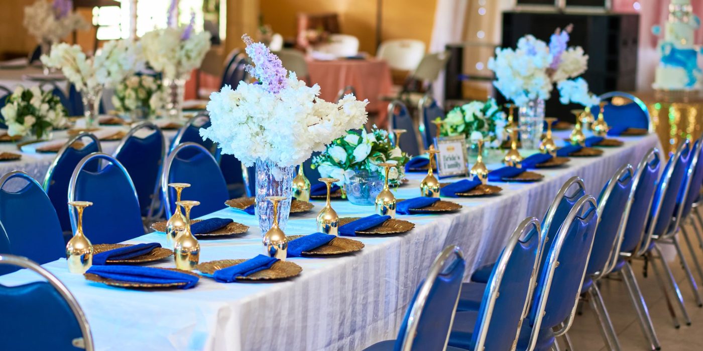 Quelle couleur va avec le bleu pour décorer une fête ?