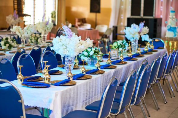 Quelle couleur va avec le bleu pour décorer une fête ?