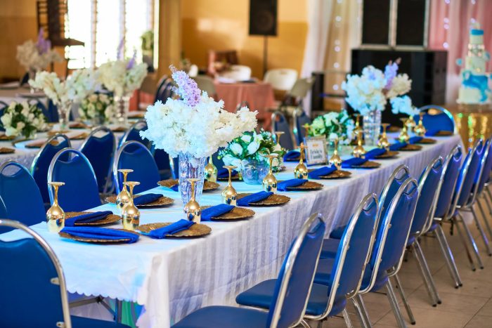 Quelle couleur va avec le bleu pour décorer une fête ?