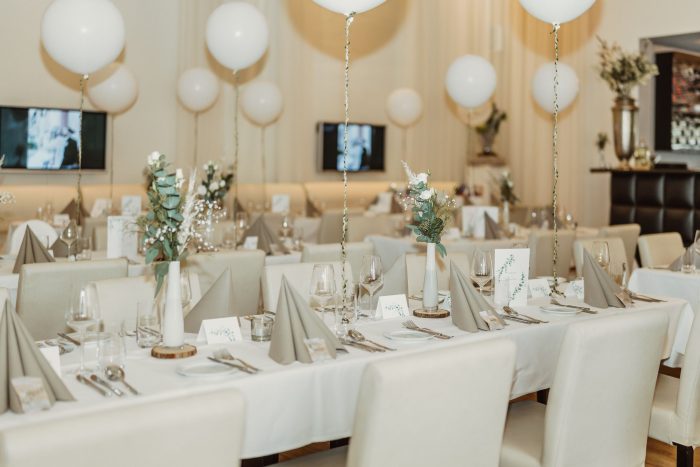 Quelle couleur avec le gris pour décorer une fête ?
