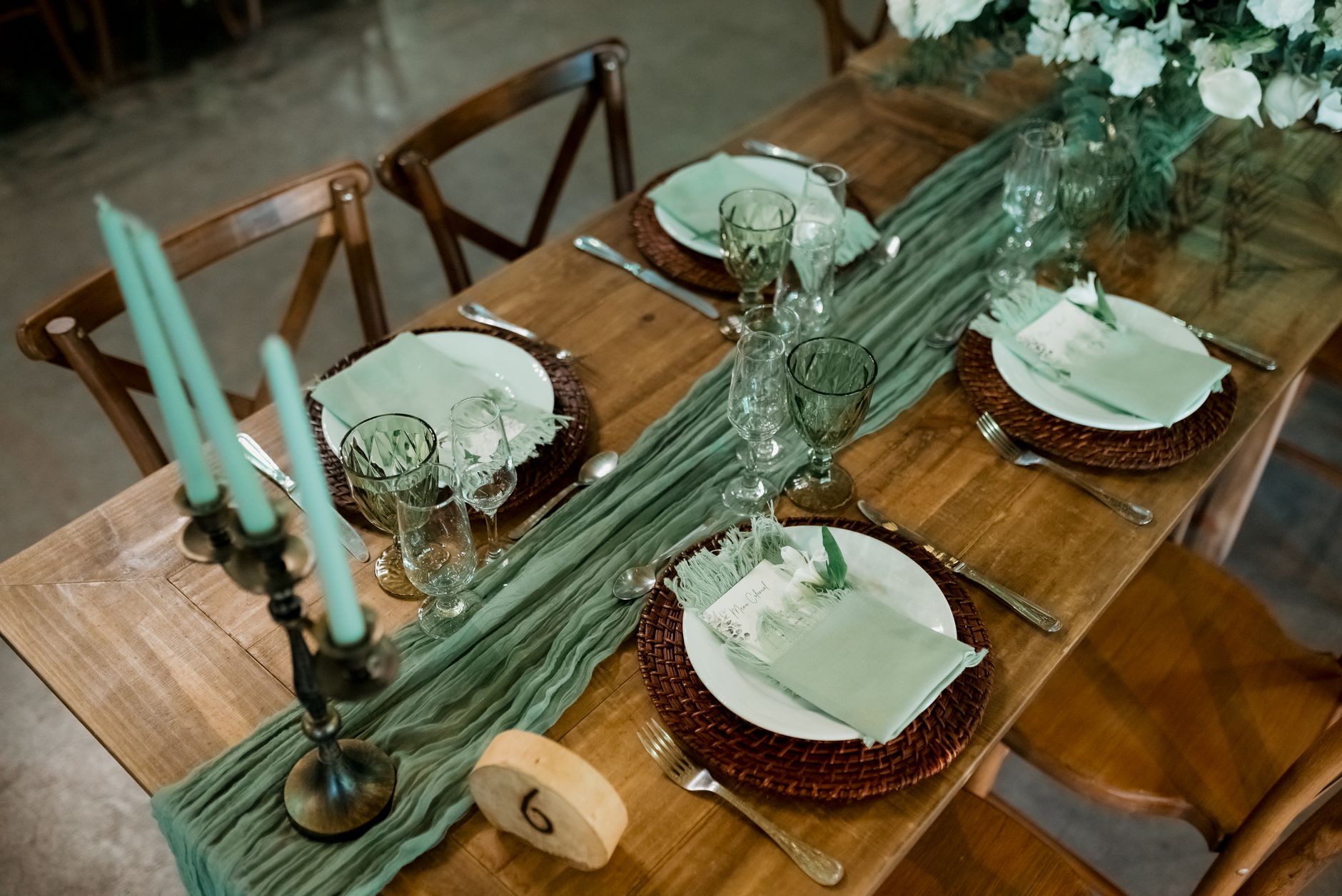 Table rustique avec des accents verts pour un repas de fête