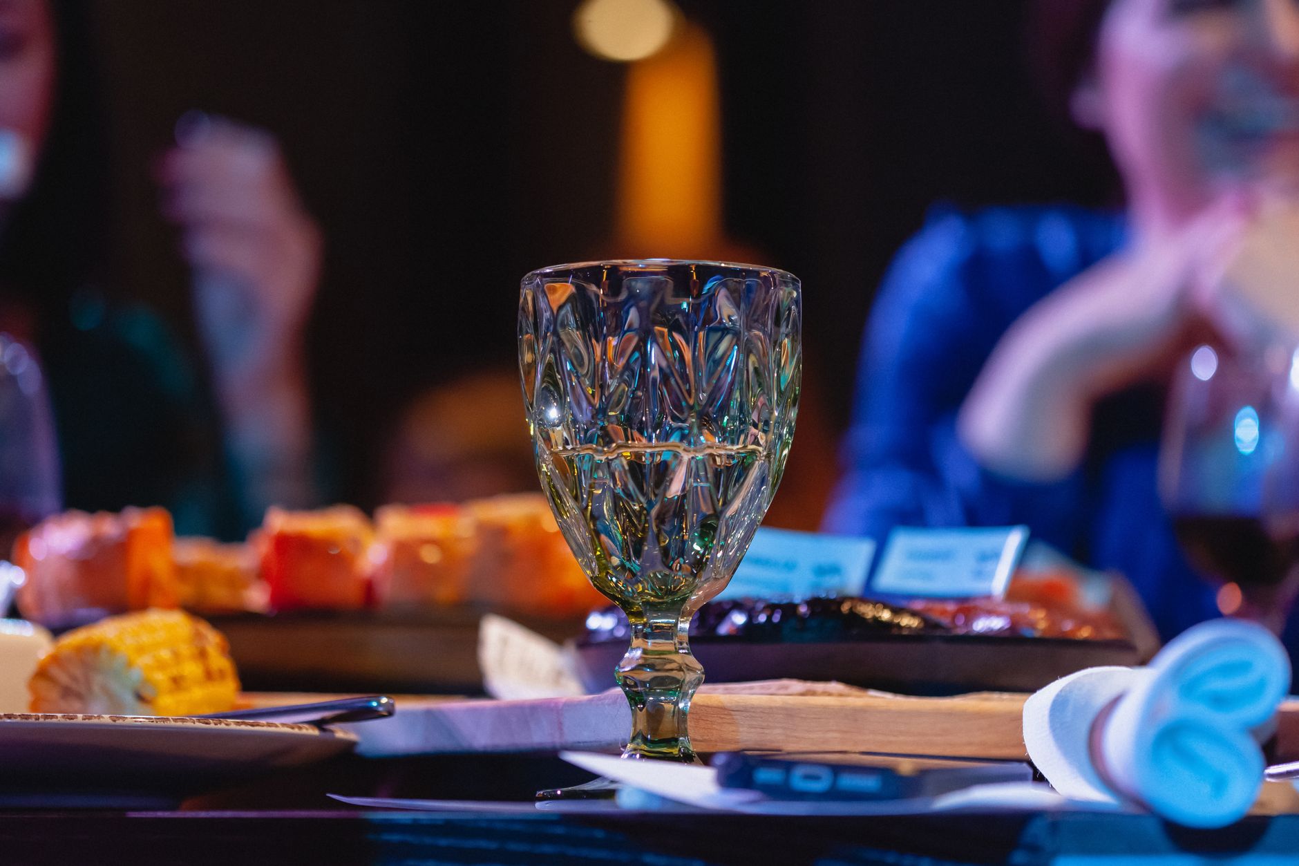 Verre en cristal sur une table dressée