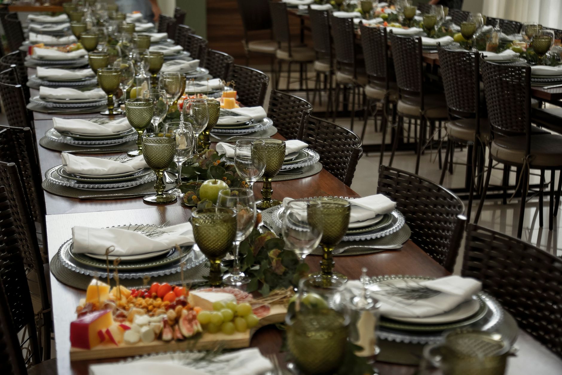 Verres verts et fruits sur une table dressée