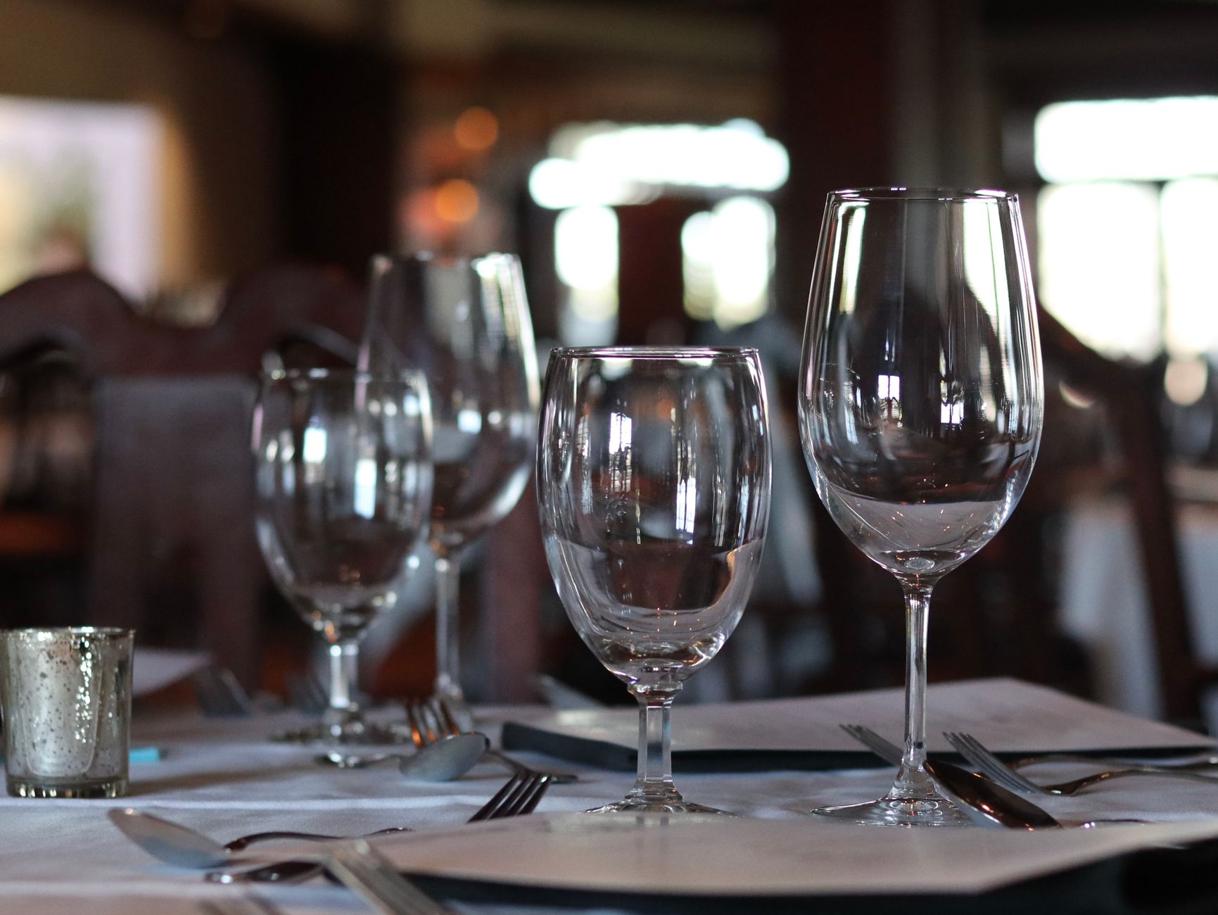 Verres à vin sur une table de restaurant